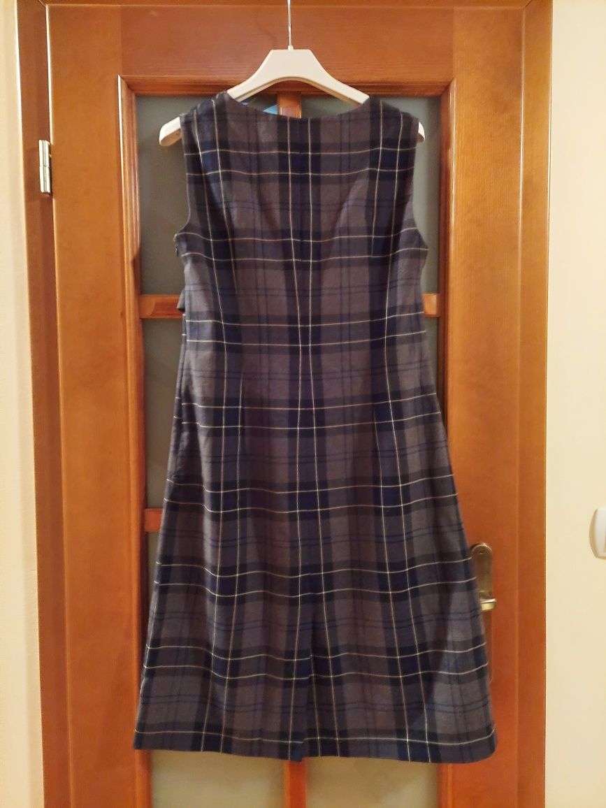 Sukienka w kratkę z paskiem bezrękawnik M 38