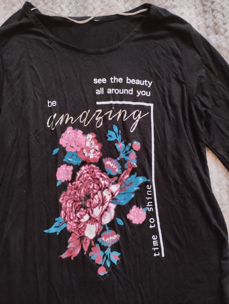 Czarna dłuższa bluzka z printem kwiatów