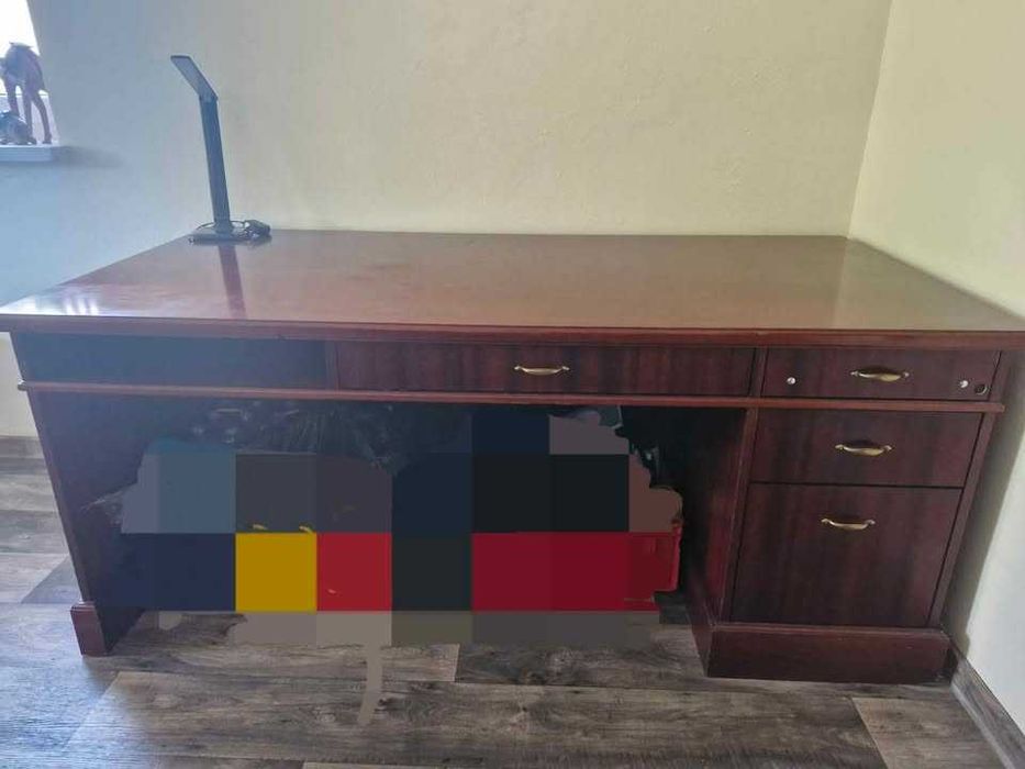 Biurko PRL – masywny świadek wielkich decyzji