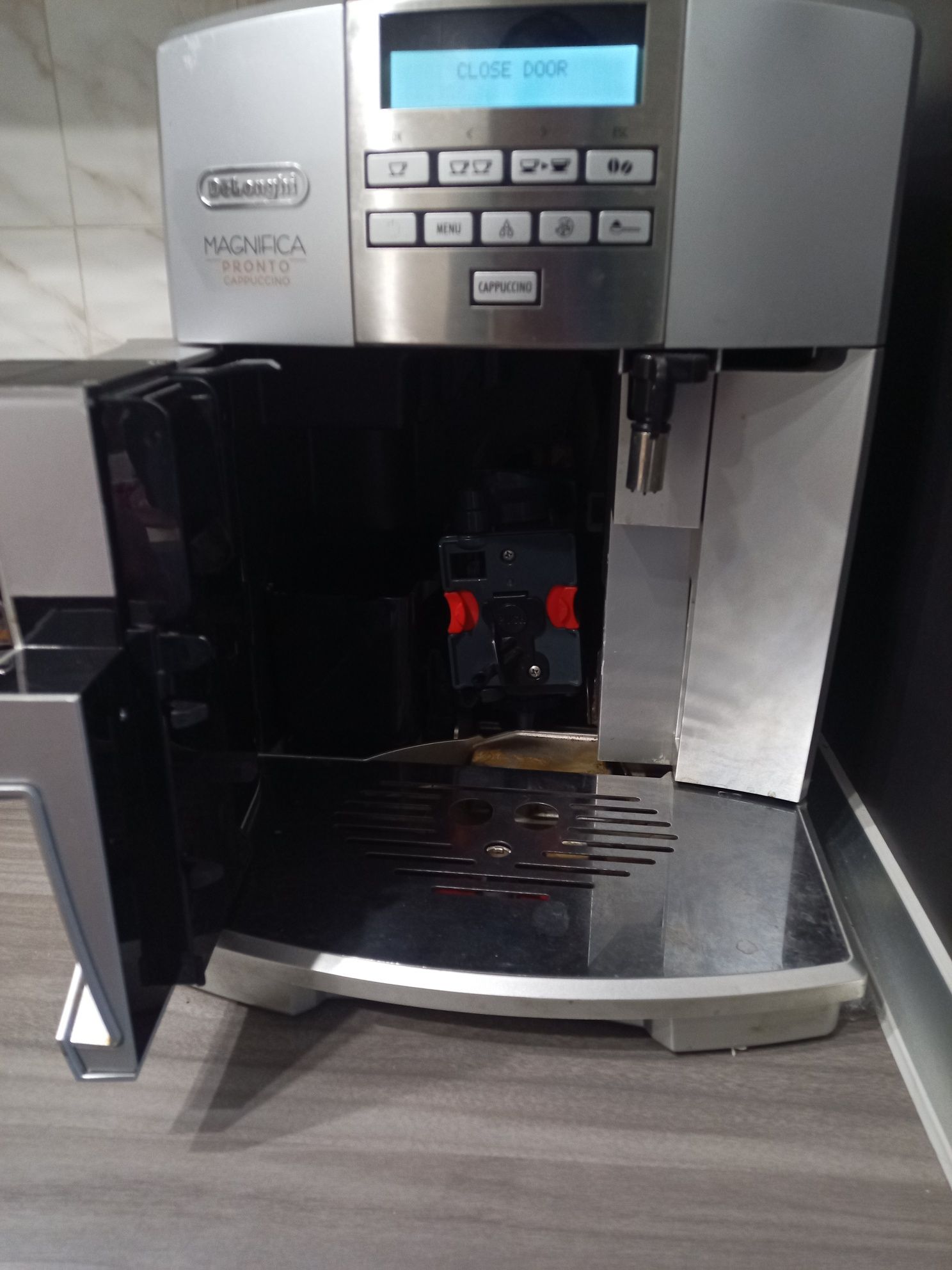 Кавомашина DeLonghi Magnifica Pronto cappuccino
Обслужена. Га