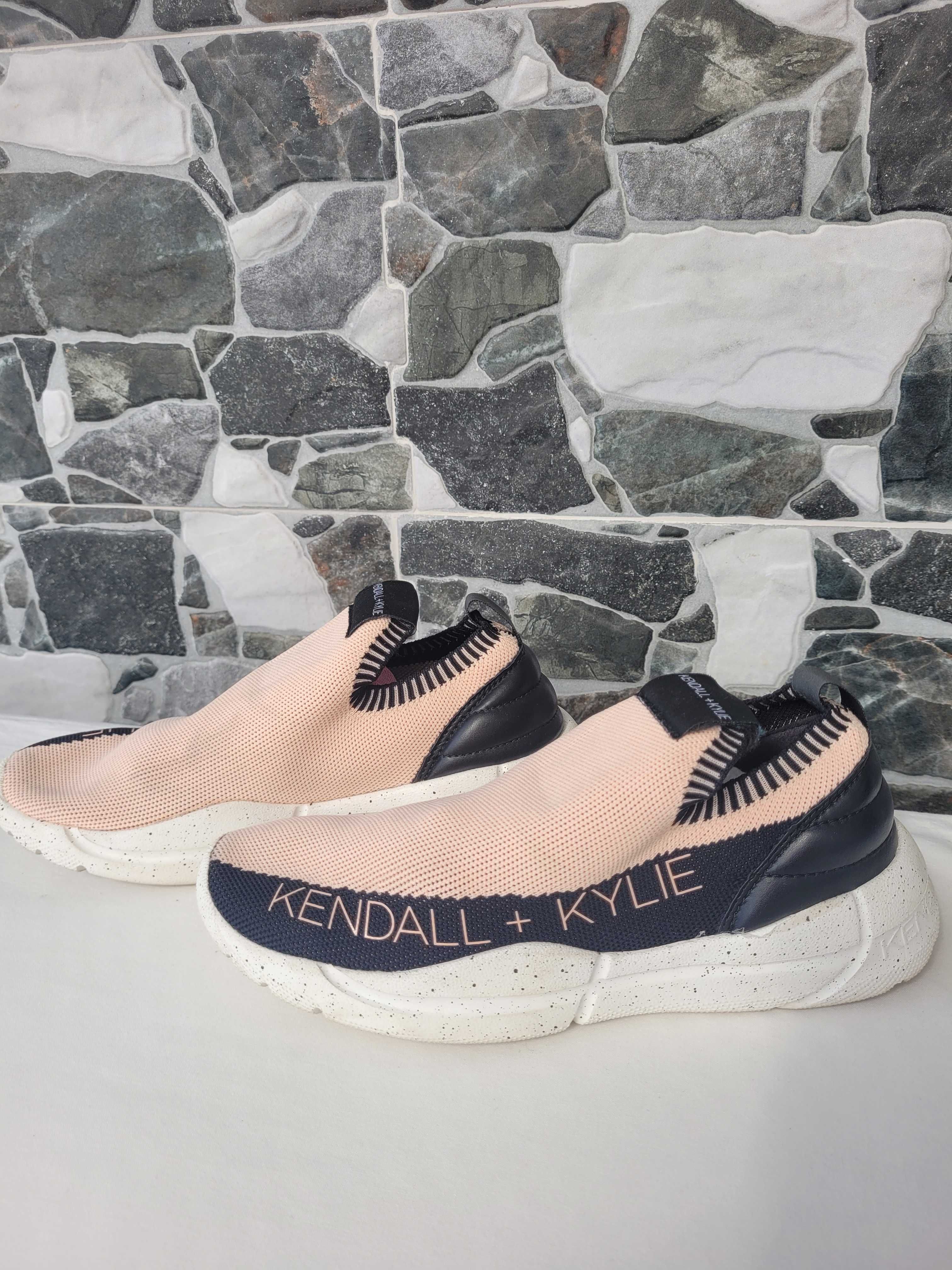 Tênis preto e rosa da Kendall + Kylie