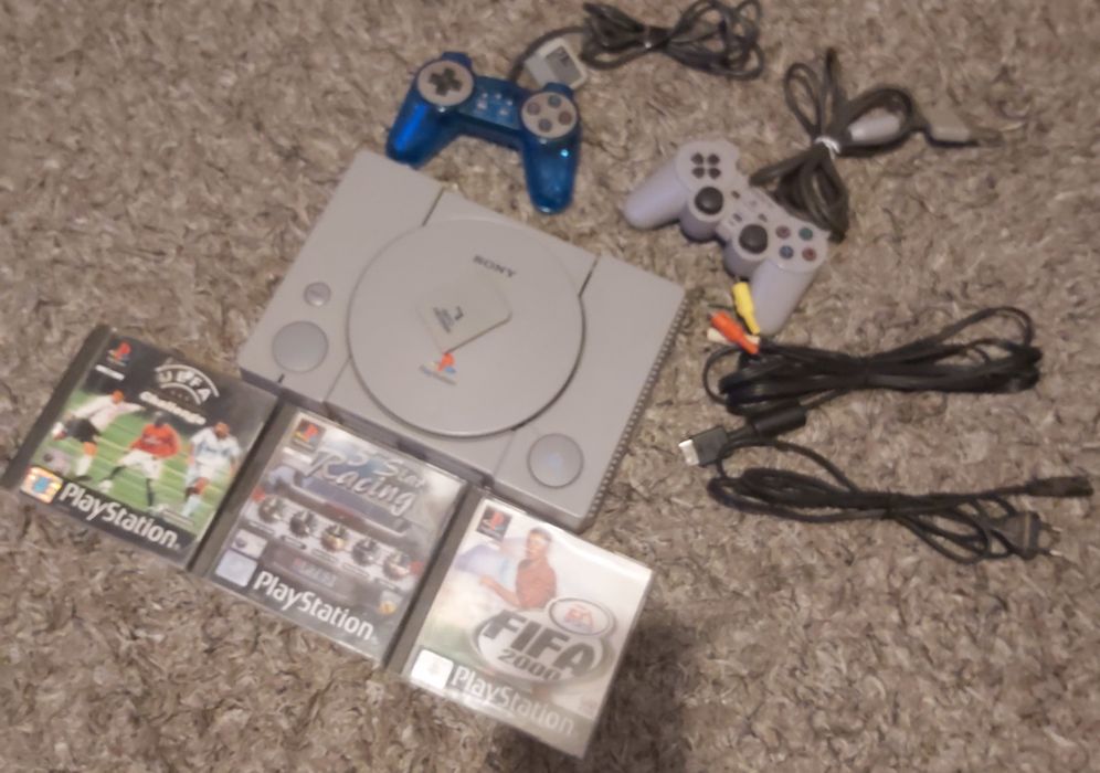 Ps1 fat com jogos 2 comandos e cartão de memória.