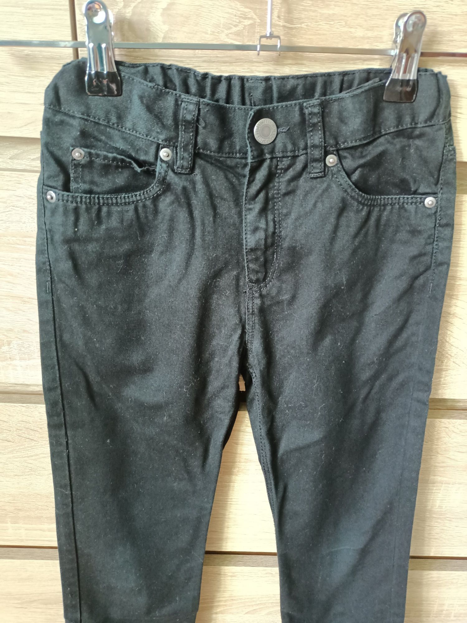 Czarne spodnie jeansy chinosy H&M 122cm gładkie eleganckie