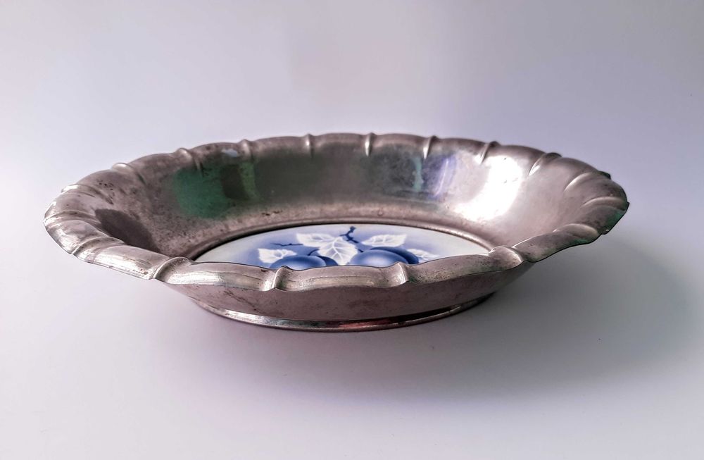 Patera "śliwki" sygnowana.