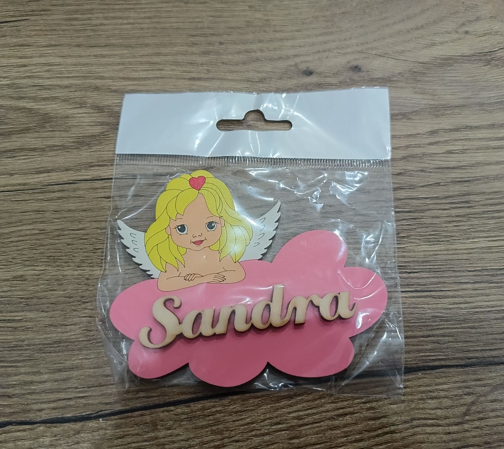 Drewniana naklejka Aniołek z imieniem Sandra
