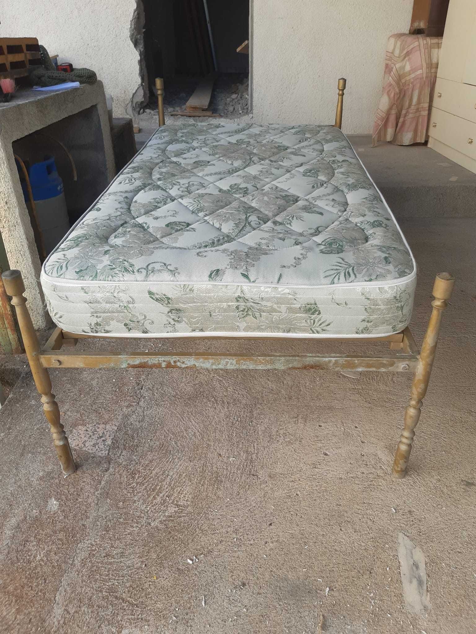 Cama de solteiro em ferro
