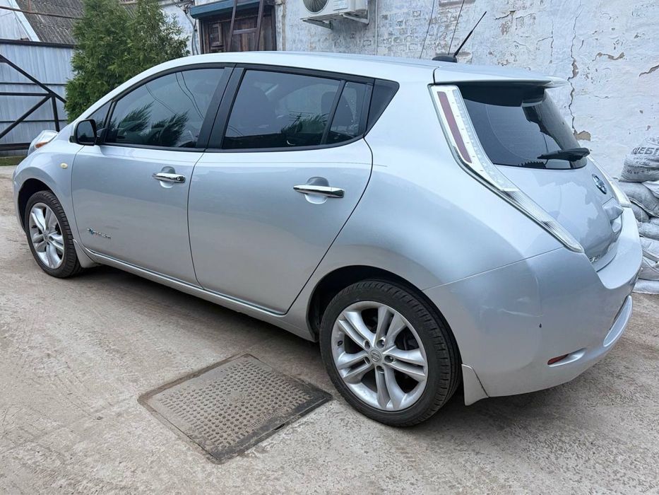 Продам nissan leaf