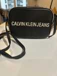 Torebka Calvin Klein Jeans – czarna, z dlugim paskiem