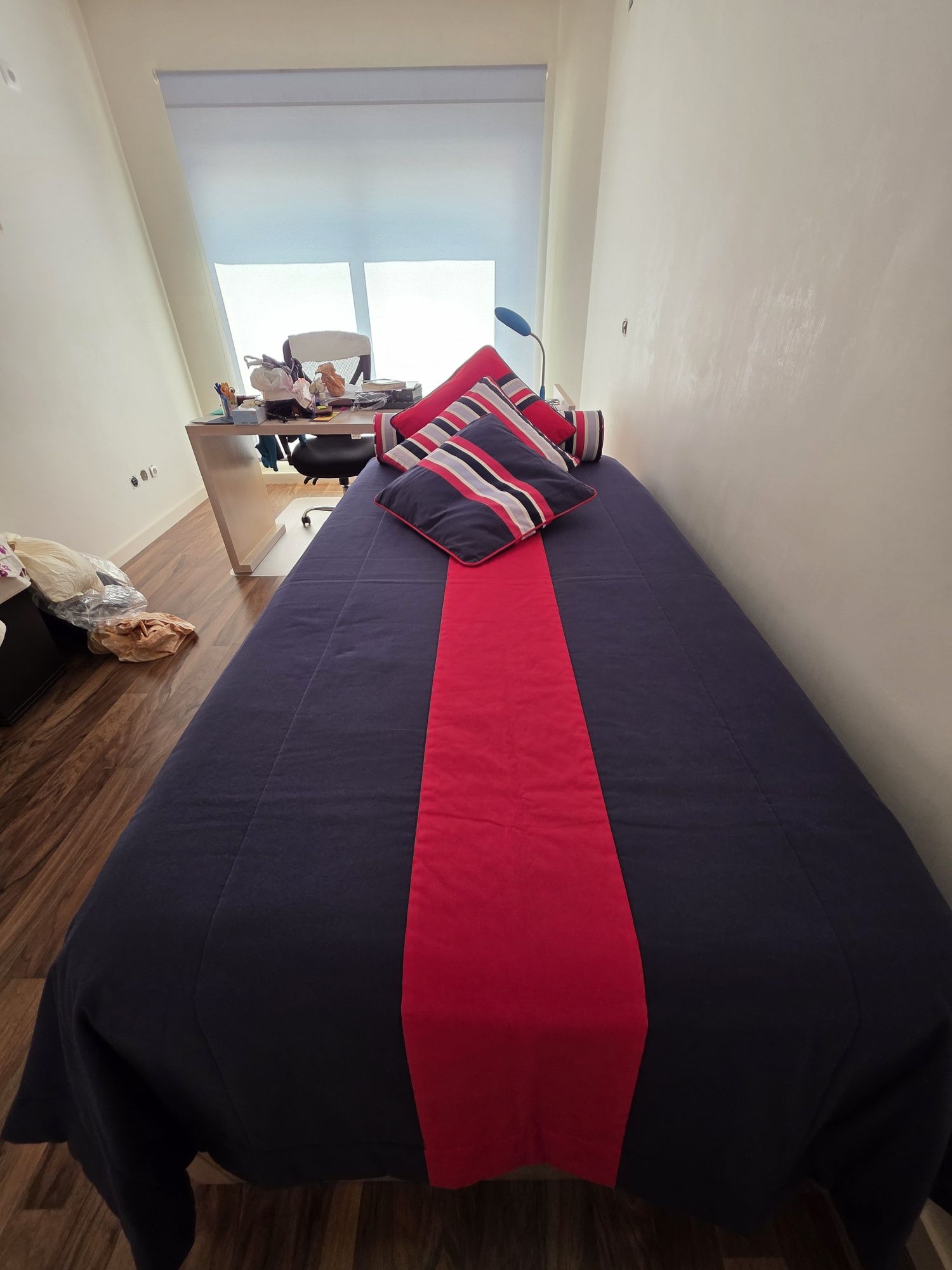 Conjunto colcha, almofadas e rolo de cama