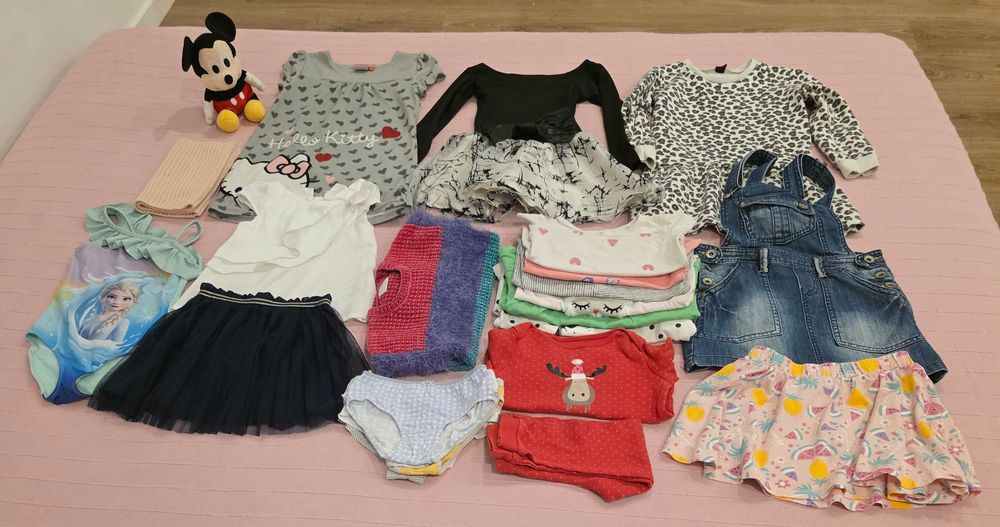 Vendemos várias peças de roupa de criança da nossa Netinha