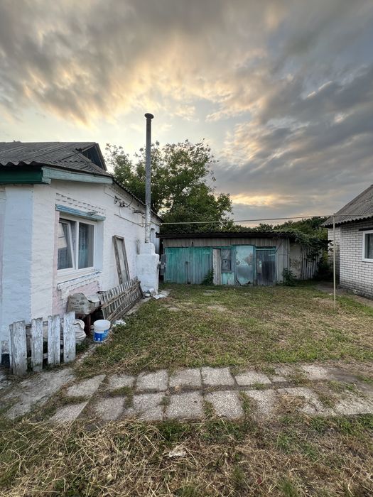 Будинок з великим подвірʼям та городом с. Ольшаниця