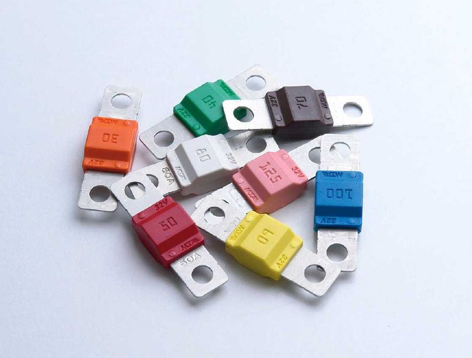 Disjuntores DC, Fusíveis DC, etc.