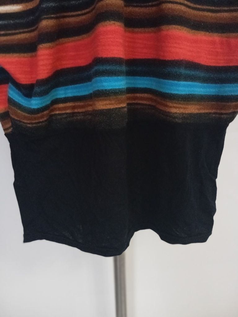 Blusa com riscas coloridas