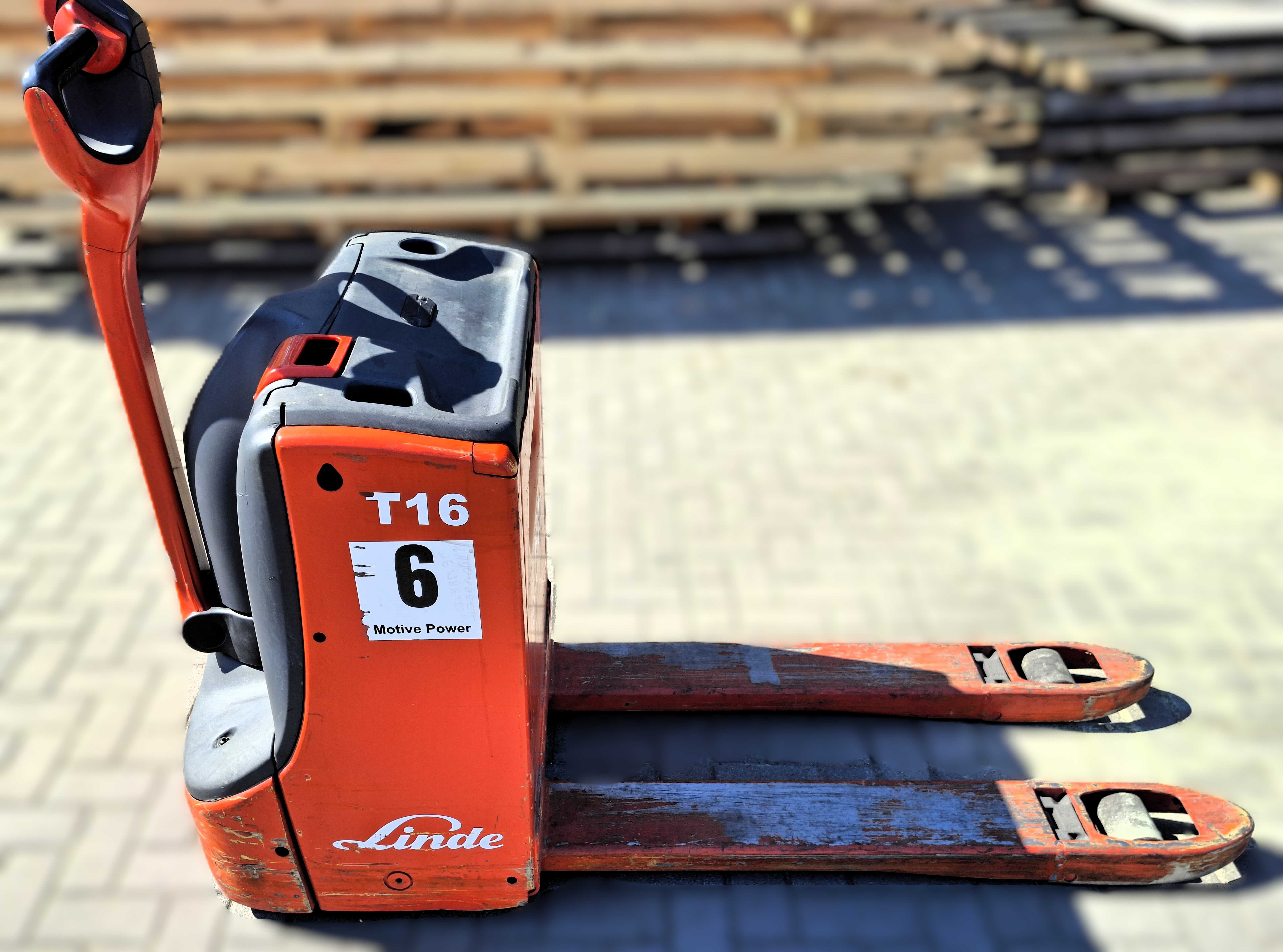 Wózek paletowy elektryczny Linde T16 2014 widły 115cm prostownik