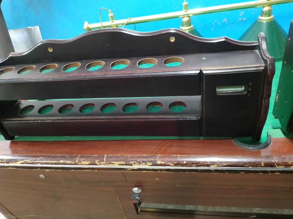 Лічильник більярду з підставкою під шари.