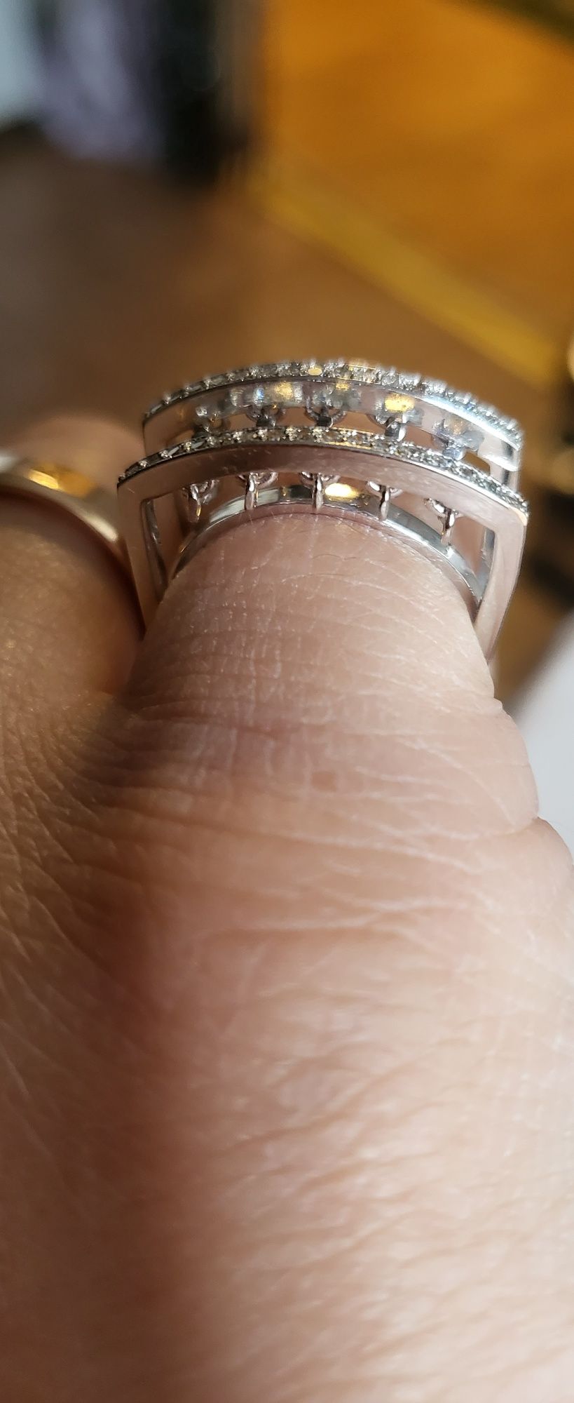 Эксклюзивное золотое кольцо с бриллиантами дорожка