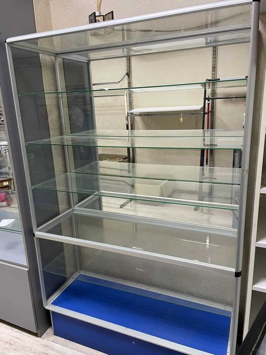 Офісні меблі(стіл, стелажі)