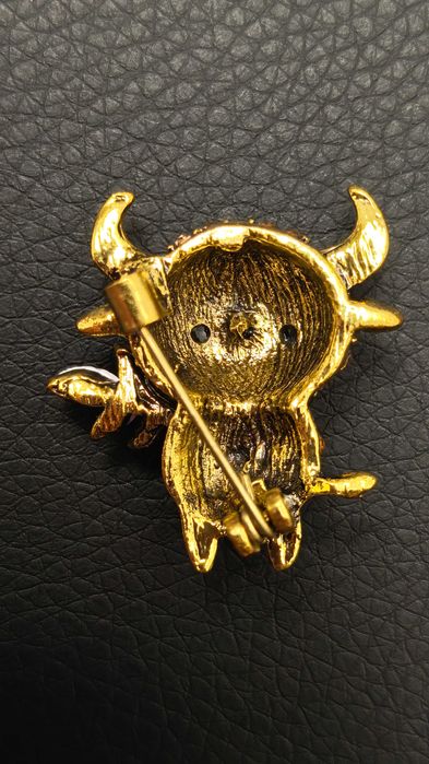Broszka złoty byk z cyrkoniami – znak zodiaku
