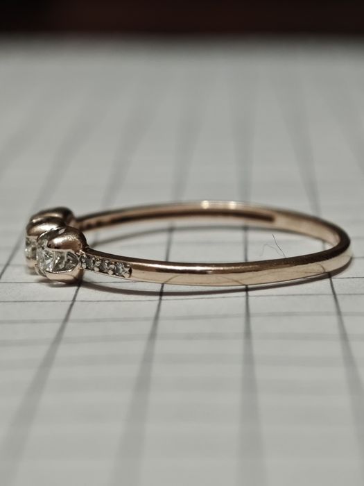 Золота каблучка з діамантами, 585 проба.