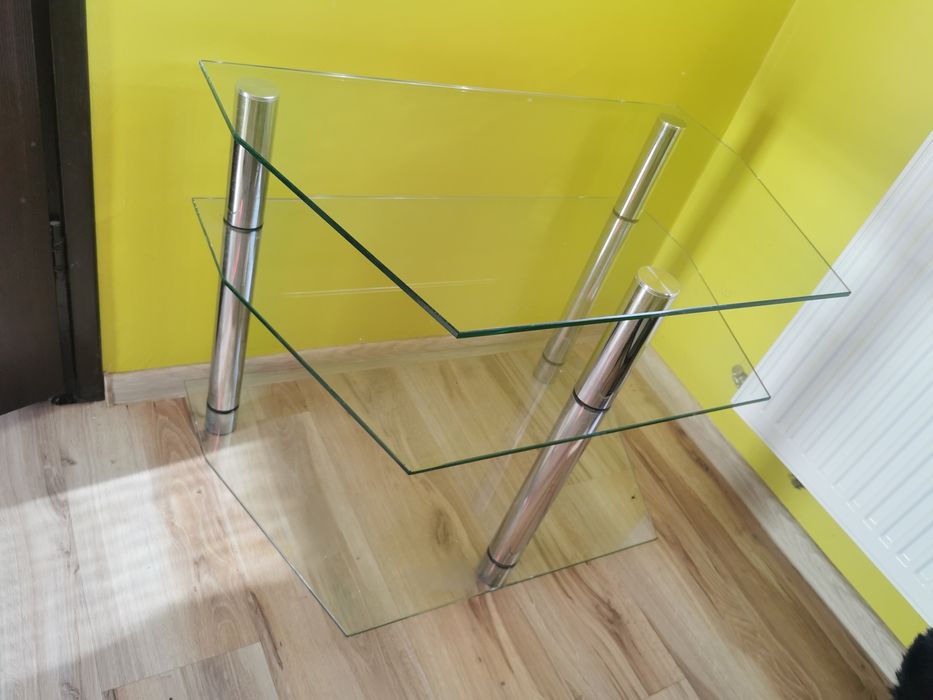 Szklana półka pod tv