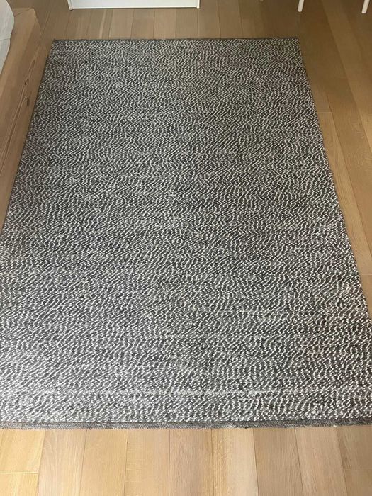 dywan IKEA w kolorach ziemii (brązy/ szarości)