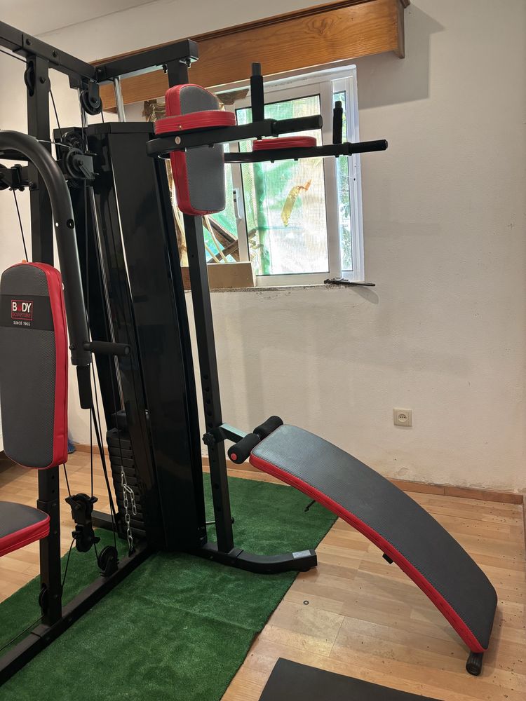 Máquina de musculação multifunções