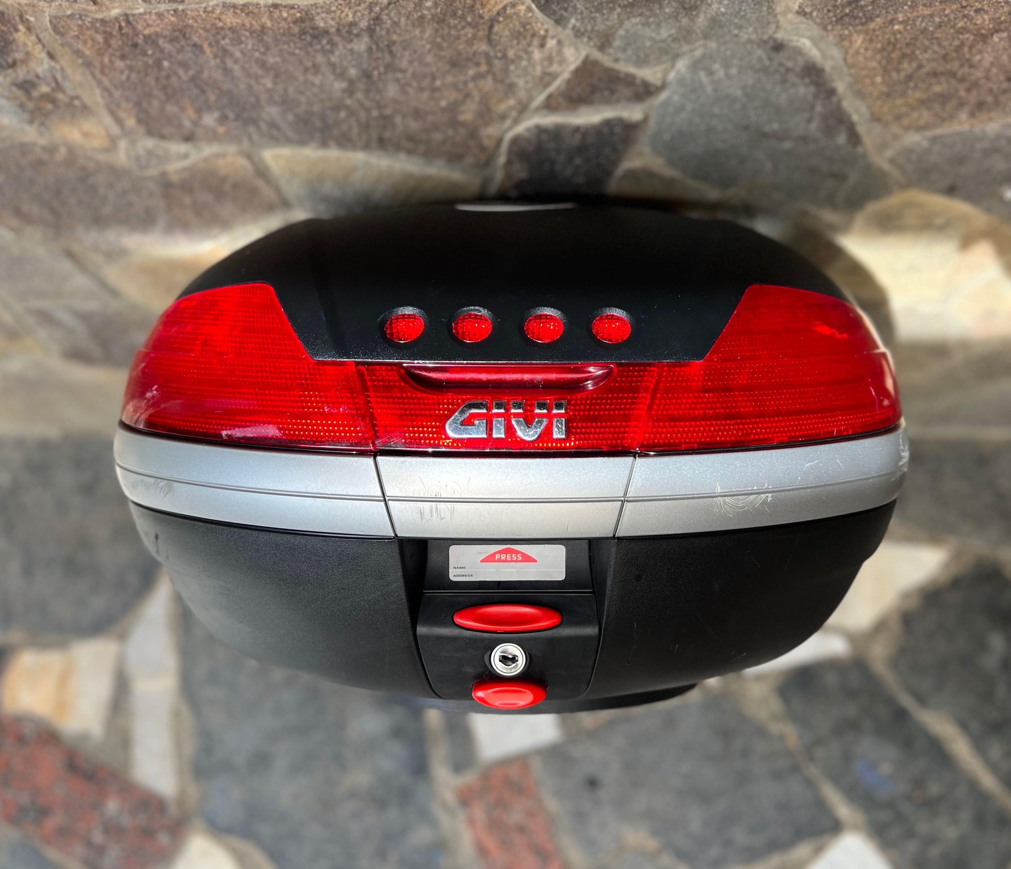 Кофр та кріплення Givi Gsxr 1300 Hayabusa