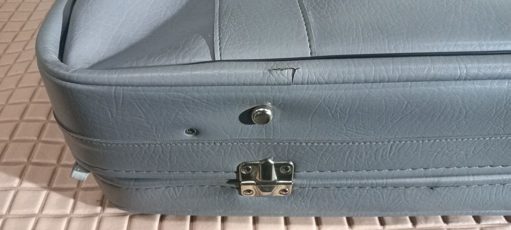 Шкіряний чемодан,  1990 року виготовлення,  з ключами, гарний стан
