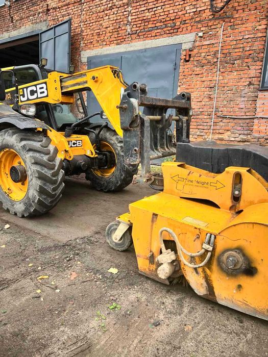 оренда екскаватора з бункерною щіткою, прибирання парковок та дороги