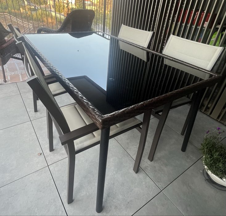 Mesa de exterior com tampo em vidro