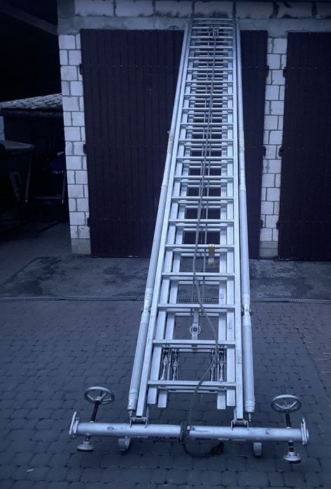 Drabina strażacka z podporami 15m