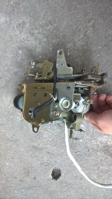 Zamek tylnej klapy z dociąganiem Mercedes w124 kombi