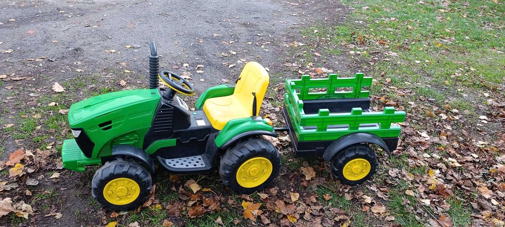 Traktor John Deere na akumulator