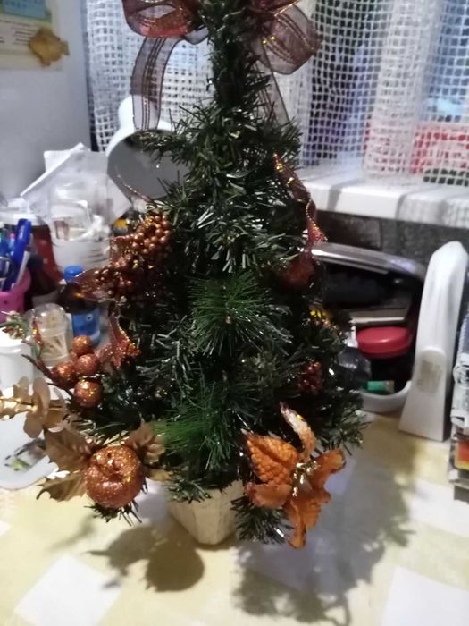 Ялинка новорічна,штучна.