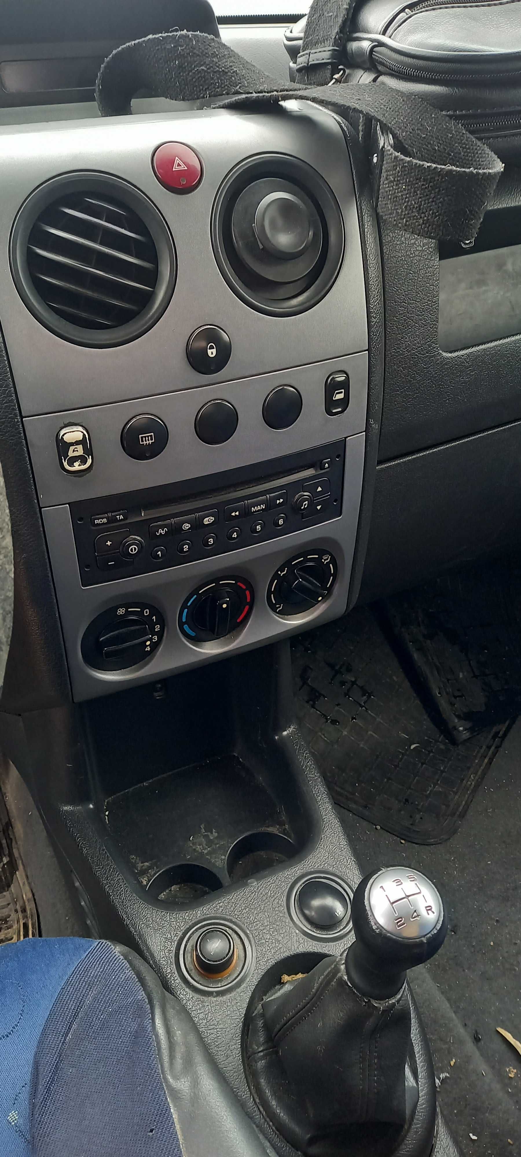 Renault Megane
Ano 2003
Cor preto
Combustível gasóleo