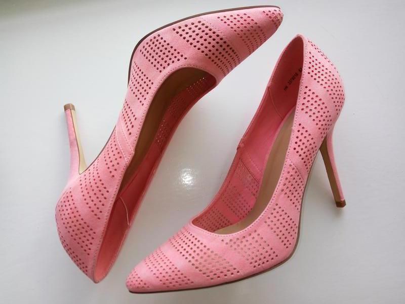 Новые женские туфли с перфорацией на удобном каблуке розовые