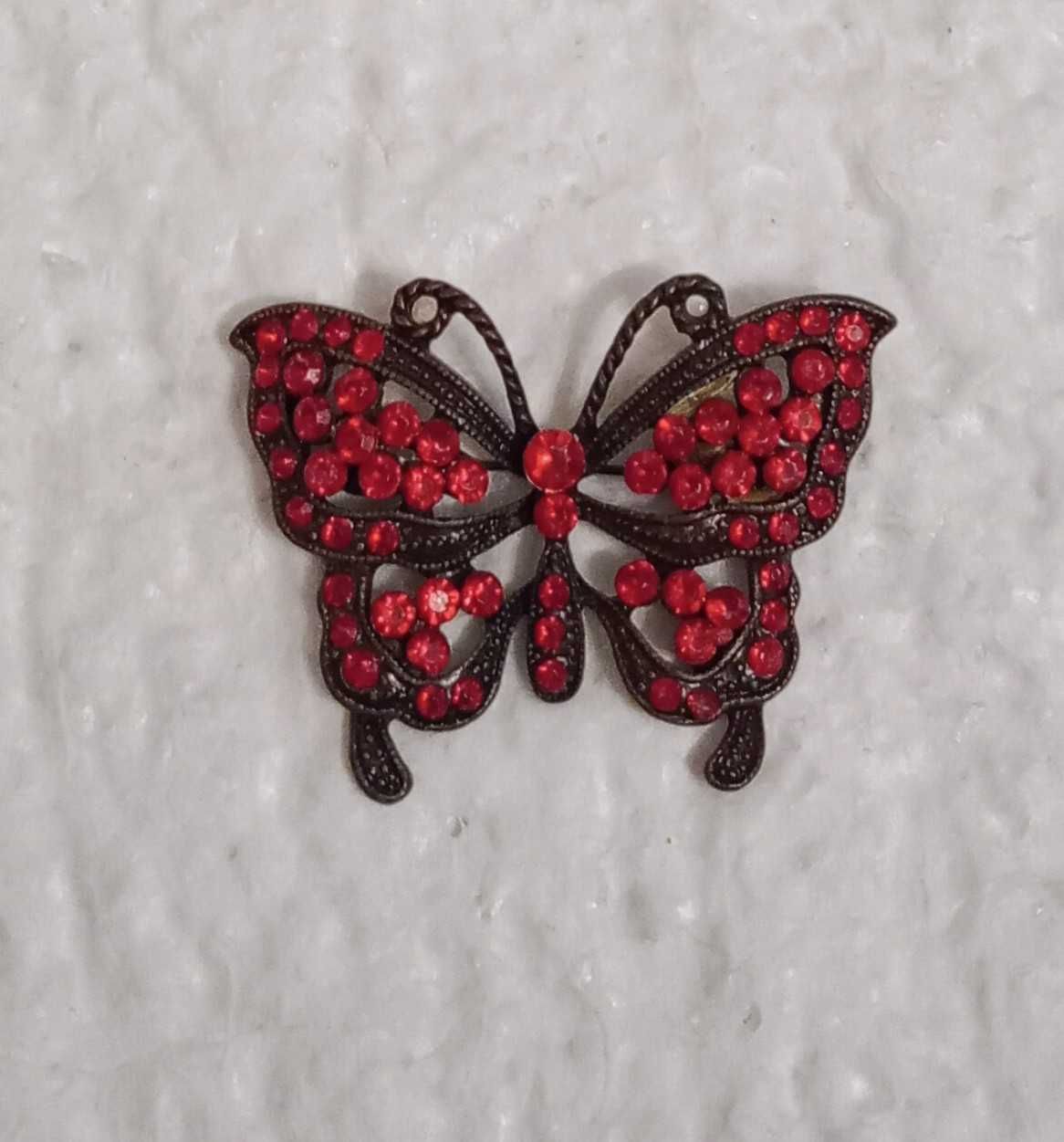 Broszka motyl z czerwonymi oczkami