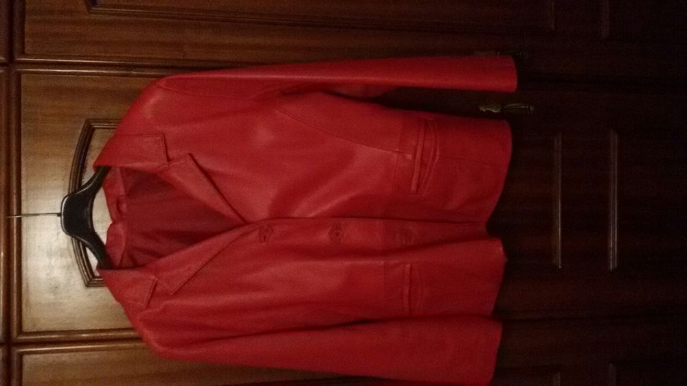 Vendo duas casacos em pele uma preta e uma vermelha.