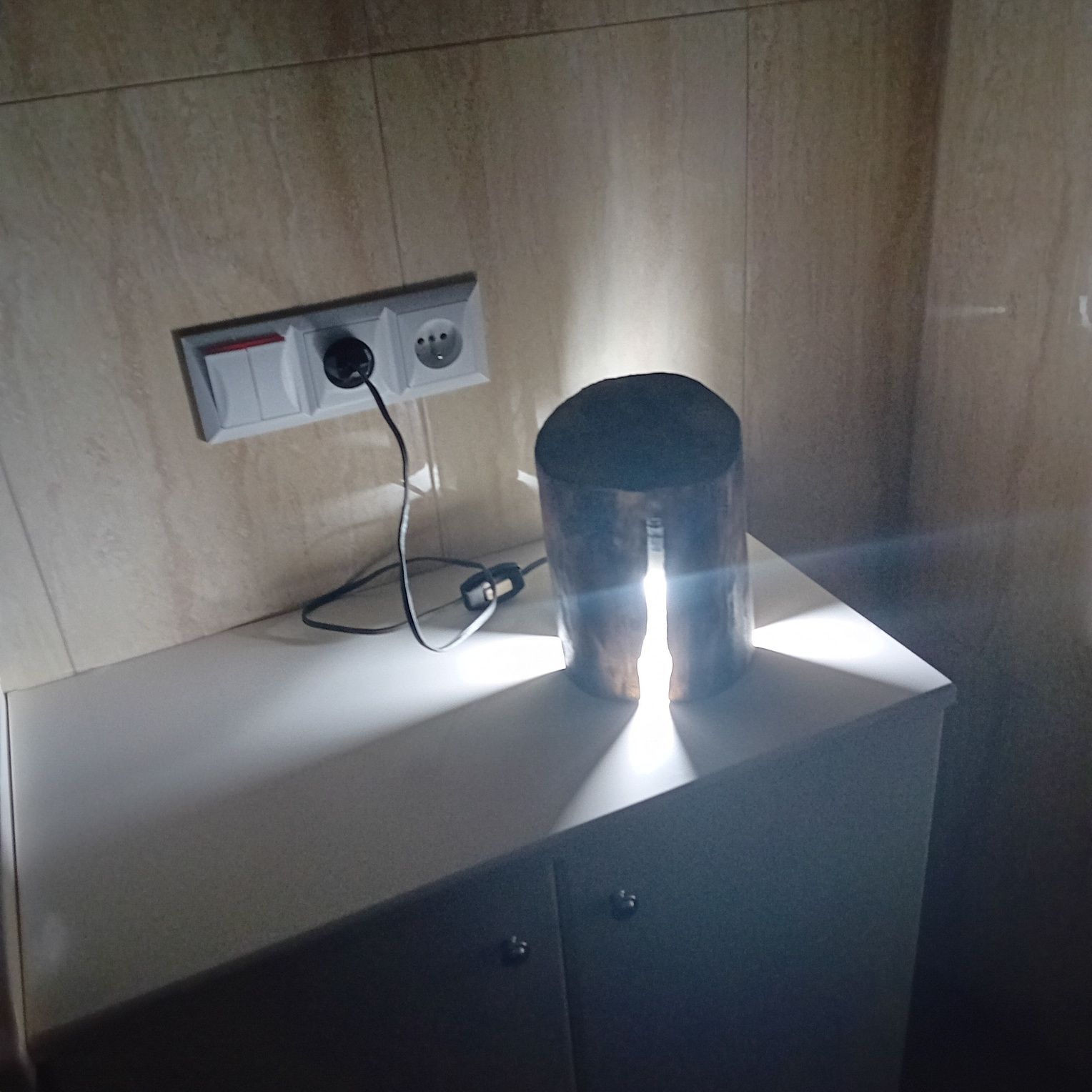 Lampka nocna z drewna piękna