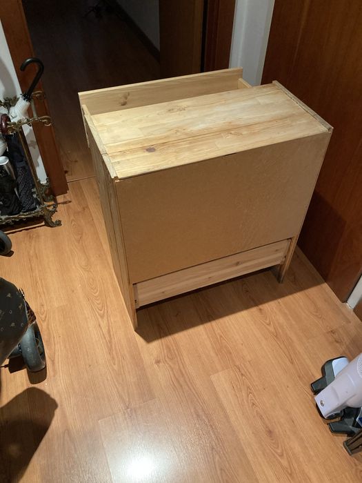 Movel em pinho macico com 3 gavetas