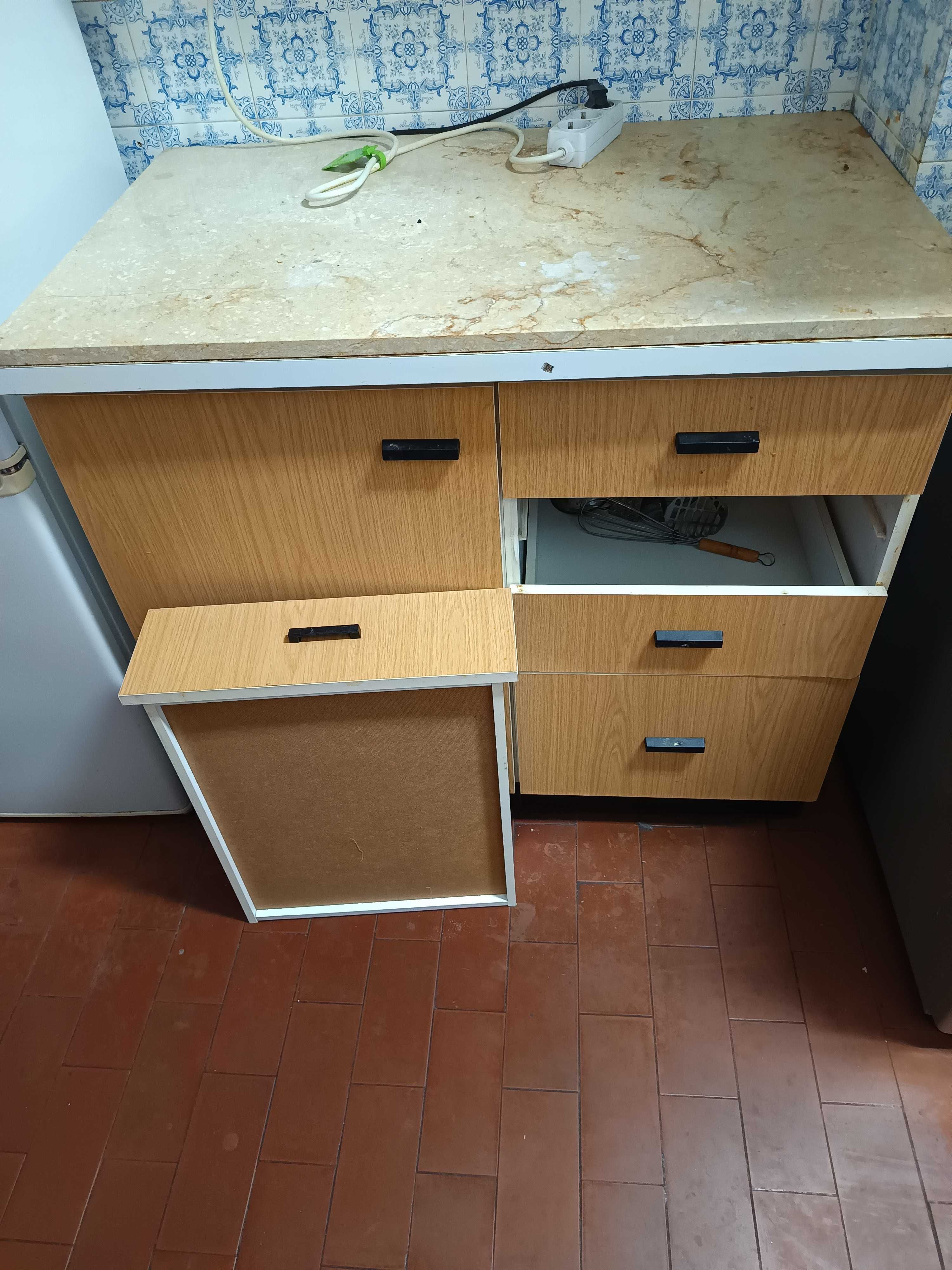 Móvel de cozinha com tampo em pedra