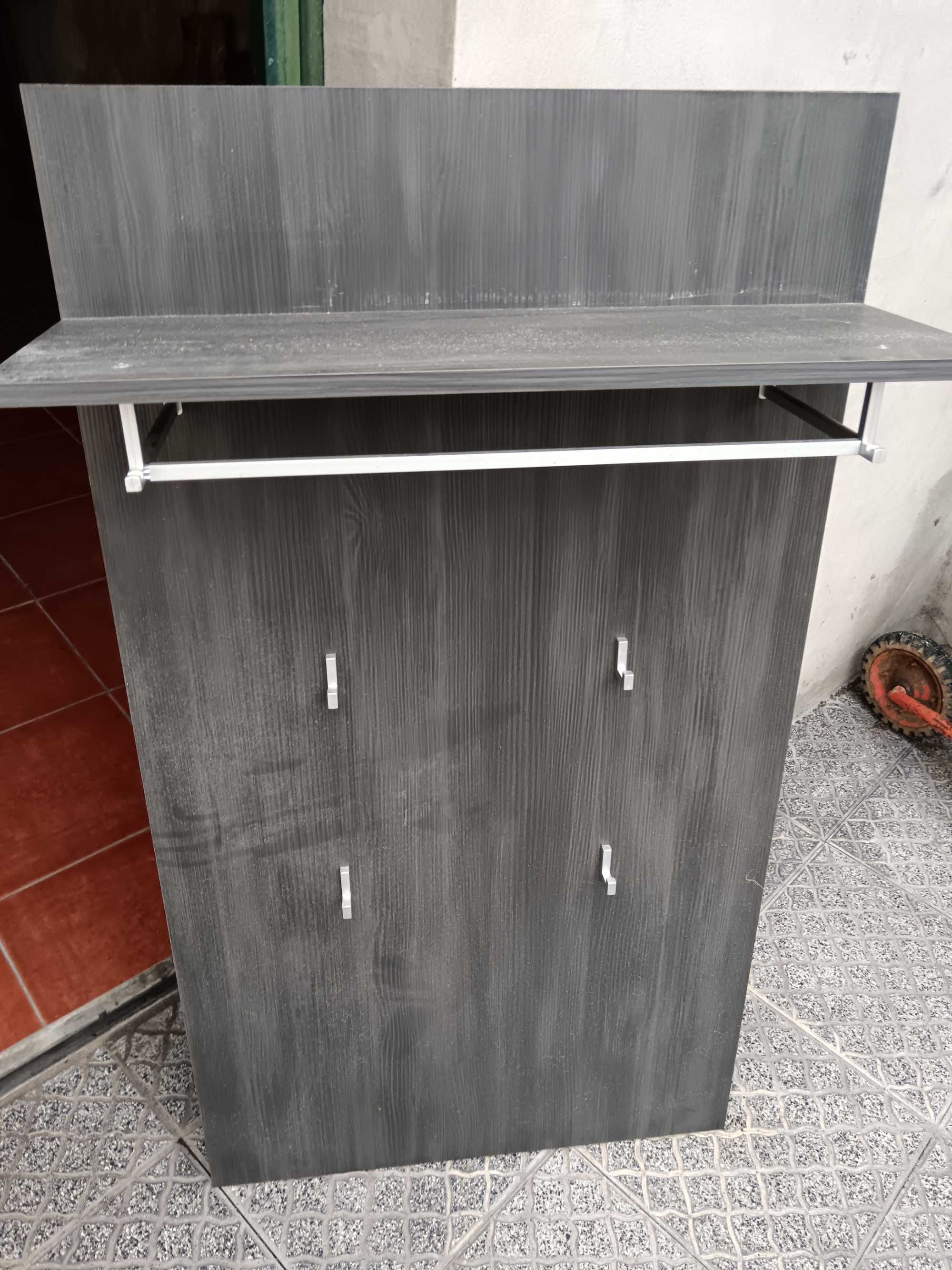 Estante com cabides
