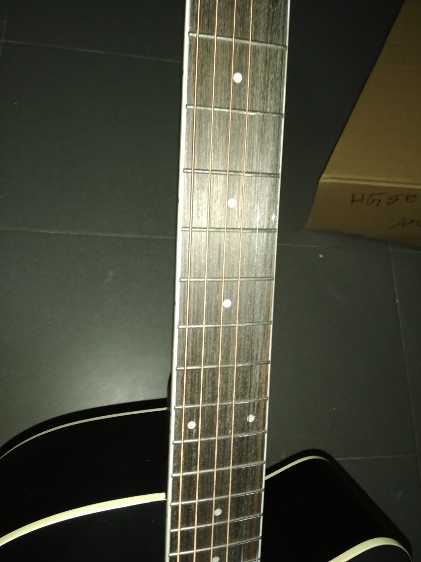 Guitarra western preta acústica cordas aço.