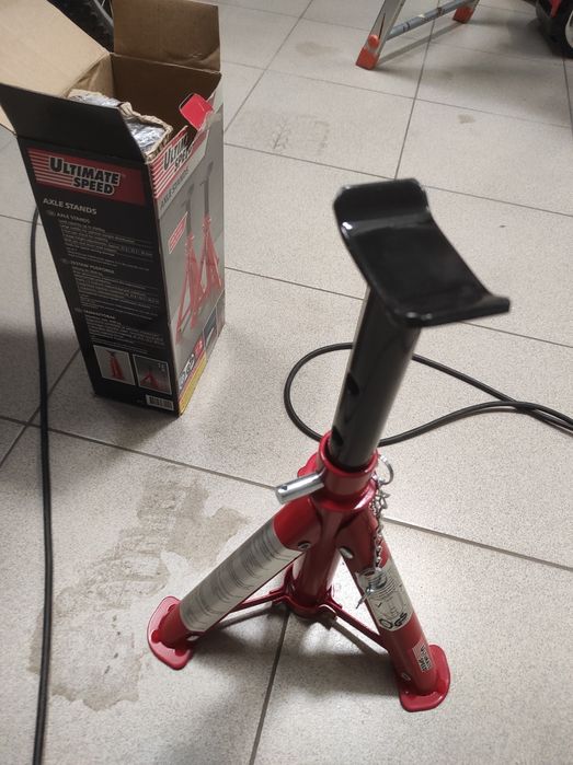 Podpory /stojaki samochodowe.