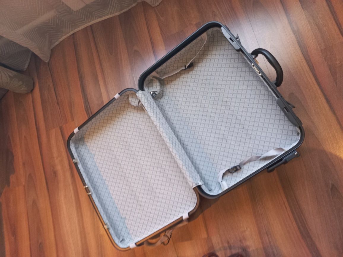 Продам чемодан, валізу для подорожей