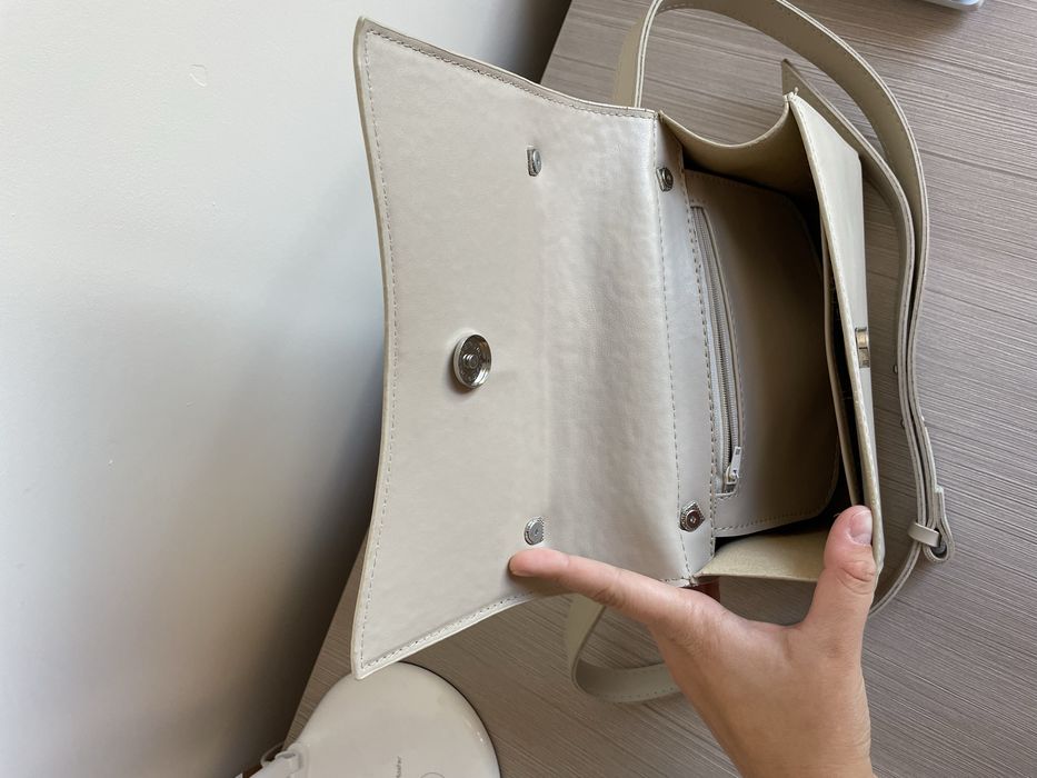 Бежева сумка Famo через плече з ланцюжком