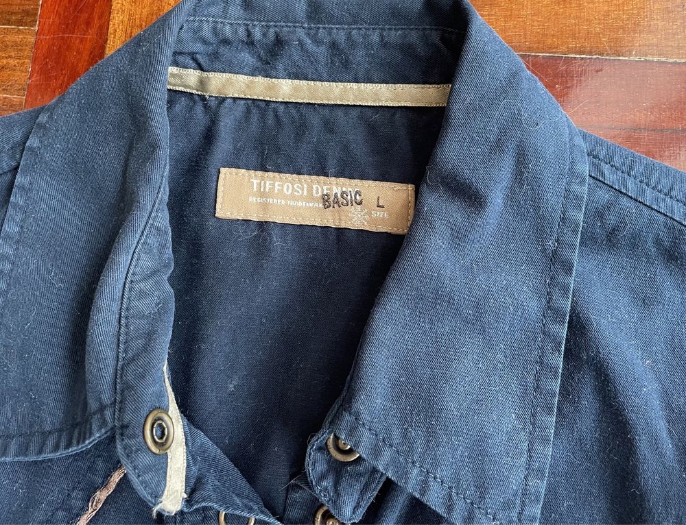 Camisa azul escura com botões metálicos (Tiffosi, tamanho L)