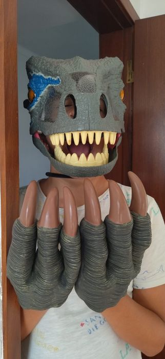 Conjunto de máscara e garras dinossauro