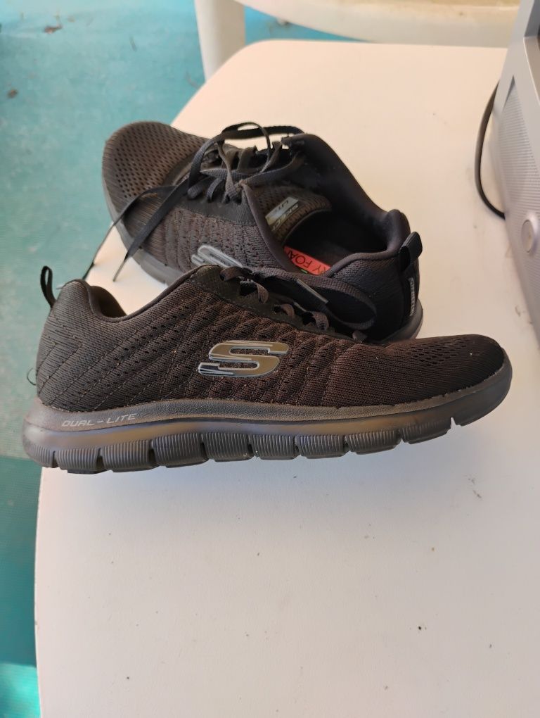 Sapatilhas Skechers pretas tam 37