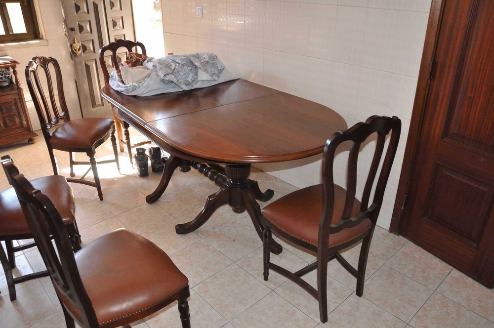 Mesa de jantar em madeira com extensão central